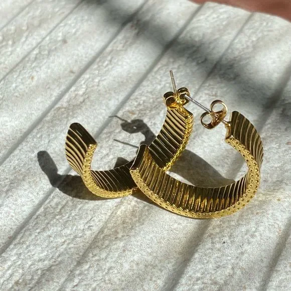 18K Gold Plated Minimalistic Bold Striped 3D C Hoops Earrings - Picture 9 of 9